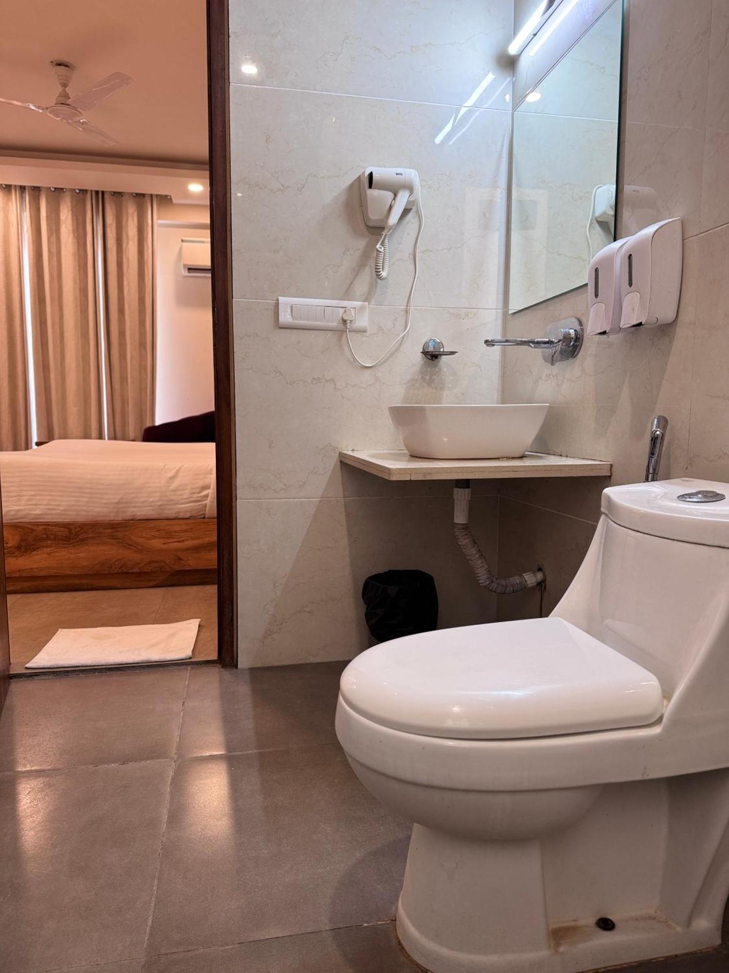 Hotel Golf View Suites-Golf Course Road Gurgaon Exterior photo